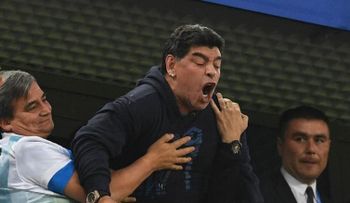 Diego Maradona les dice a sus fanáticos que está "bien" 