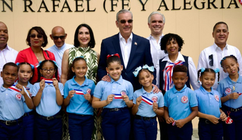 Luis Abinader inaugura escuela en Los Guandules