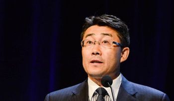 El científico que lideró lucha contra el coronavirus en China advierte no usar mascarilla es un "gran error"