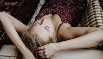 Megan Firth, la joven que duerme hasta 20 horas seguidas al día por una rara enfermedad 