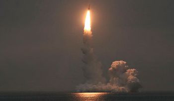 Un submarino estratégico ruso lanza un misil balístico intercontinental