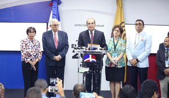 Dominicanos esperan elecciones sin sobresaltos; JCE dice que tiene todo listo y llama acudir a votar