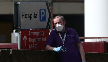 Reino Unido tuvo otro récord de muertes por coronavirus con 938 y alcanza 7,097