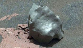 La NASA halla una extraña roca en Marte, ¿de qué se trata?
