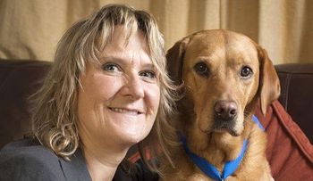 Su perrita Daisy le descubrió un cáncer que le salvó la vida