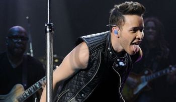 Video: Prince Royce se cae en pleno escenario