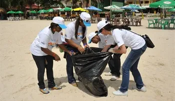 Alcaldía y voluntarios realizan jornada limpieza de costas y playas de Boca Chica