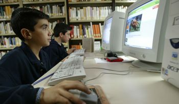 Adultos deben hablar con los chicos del uso que dan a internet, dice experta