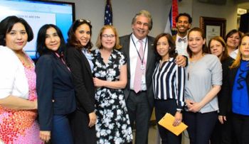 Reconocen empleada y departamento del Consulado Dominicano en NY