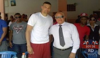 NBA Francisco García visita presos de La Victoria