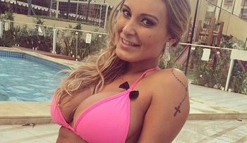 Finalista brasileña de Miss Bum-Bum con respirador artificial por cirugía plástica
