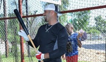 Fotos- Albert Pujols practica en el Quisqueya junto al Escogido