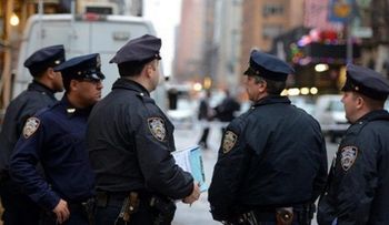 Envían a las calles de NY cientos de policías para combatir la violencia este verano