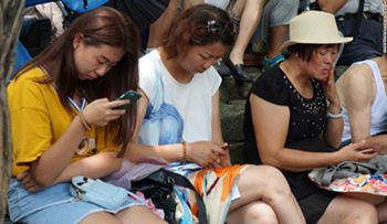 Estas fotos muestran los parques de diversiones antes y después de los smartphones