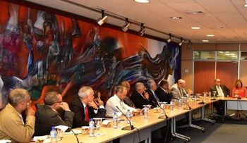 Gobernador Valdez Albizu recibió visita directivos de AIRAC, con quienes revisa comportamiento economía