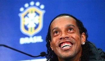Exfuncionario mexicano llama "simio" al jugador Ronaldinho. 
