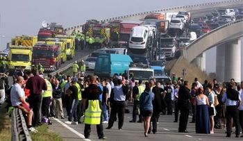 Chocan más de 130 vehículos en cadena en Reino Unido