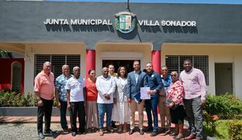 Gobierno entrega más de RD 32 millones a alcaldías de Monseñor Nouel, Santiago y La Vega