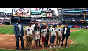 Vladimir Guerrero entrega premio a Gary Sánchez como jugador del año de Latino Baseball