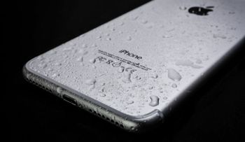 El truco perfecto si tu celular cae al agua, apágalo y déjalo secar en arroz
