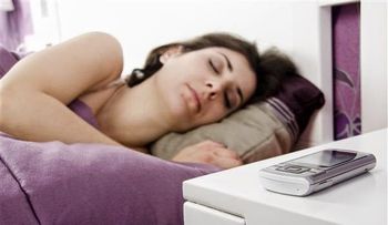 La consecuencia de cargar tu celular en la habitación mientras duermes