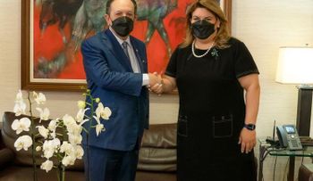 Gobernador Valdez Albizu recibe a congresista de EEUU 