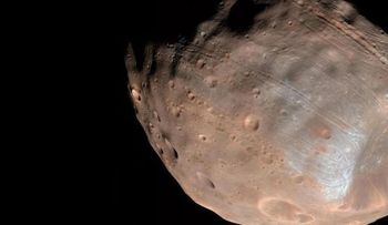 Un extraño monolito en una luna de Marte