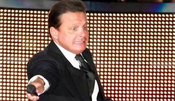 Luis Miguel reaparece rejuvenecido y más delgado