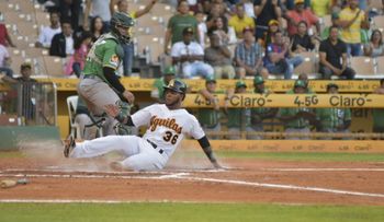 En una fiesta de batazos, las Aguilas derrotan 13-2 a Las Estrellas