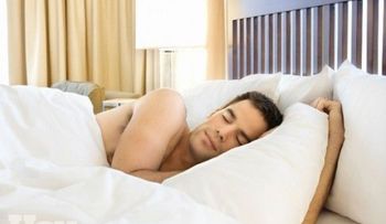 Las consecuencias de dormir con almohada