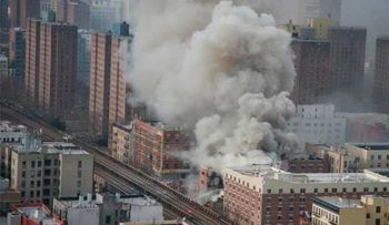 Buscan desaparecidos en NY tras explosión edificios que dejó dos muertos y 20 heridos 