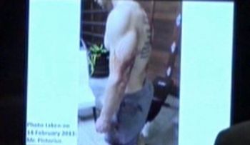 Policía revela foto de Pistorius ensangrentado tras el crimen