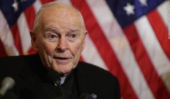 El Vaticano expulsa al principal cardenal de EEUU por acusaciones de abuso sexual