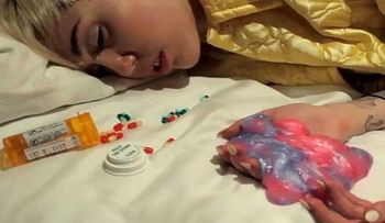 Miley Cyrus desnuda y con sobredosis de drogas en un video