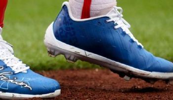 MLB advierte a jugadores por el color de sus zapatos