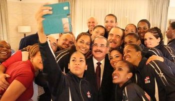 Danilo visita criollas tras victoria en Mundial de Voleibol; se hacen selfie