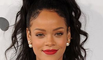 Rihanna cede guitarra firmada para subasta solidaria en Alemania