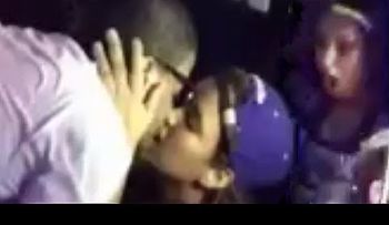 Don Miguelo besa chica y luego le crítica su bajo de boca (VIDEO) 