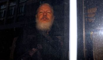 Julian Assange sentenciado a 50 semanas de cárcel en el Reino Unido por violar su libertad condicional