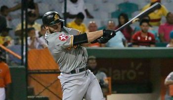 Las Águilas se afianzan en primer lugar; le entran a palos a los Toros del Este