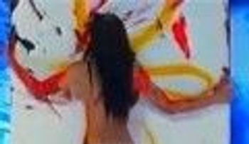 Realiza pintura con sus pechos