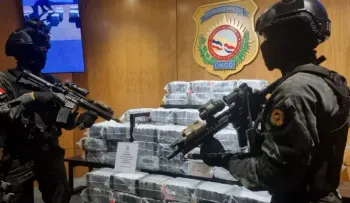 Apresan tres y ocupan otros 400 paquetes presumiblemente cocaína en Peravia