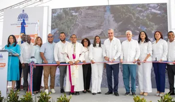 Abinader inaugura puente en Las Yayas de Azua