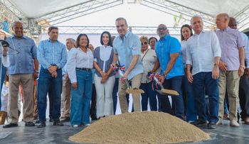 Presidente Abinader anuncia la construcción de cinco destacamentos policiales, un estadio, una cancha y un centro comunal en Sabana Perdida