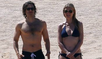 Acompañada de su sexy novio, Gwyneth Paltrow mostró su increíble cuerpo en las playas de México