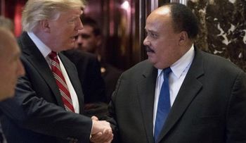 Trump se reúne con hijo de Martin Luther King en medio de nueva polémica