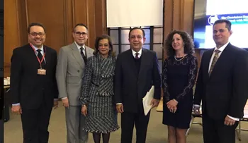 Gobernador Valdez Albizu diserta en Banco de Inglaterra; resalta solidez de la economía dominicana 