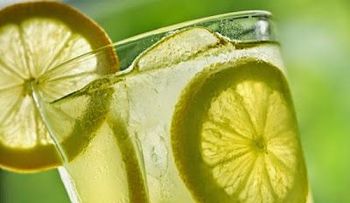 Agua con limón, cóctel de salud y belleza