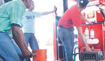 Gobierno congela los precios de los combustibles