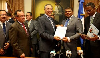 Peralta entrega RD$41 MM para proyecto La Vega